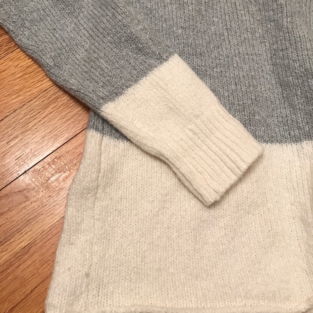 ❤️BASS: White & Gray Coziest Sweater Ever! - Picture 6 of 8